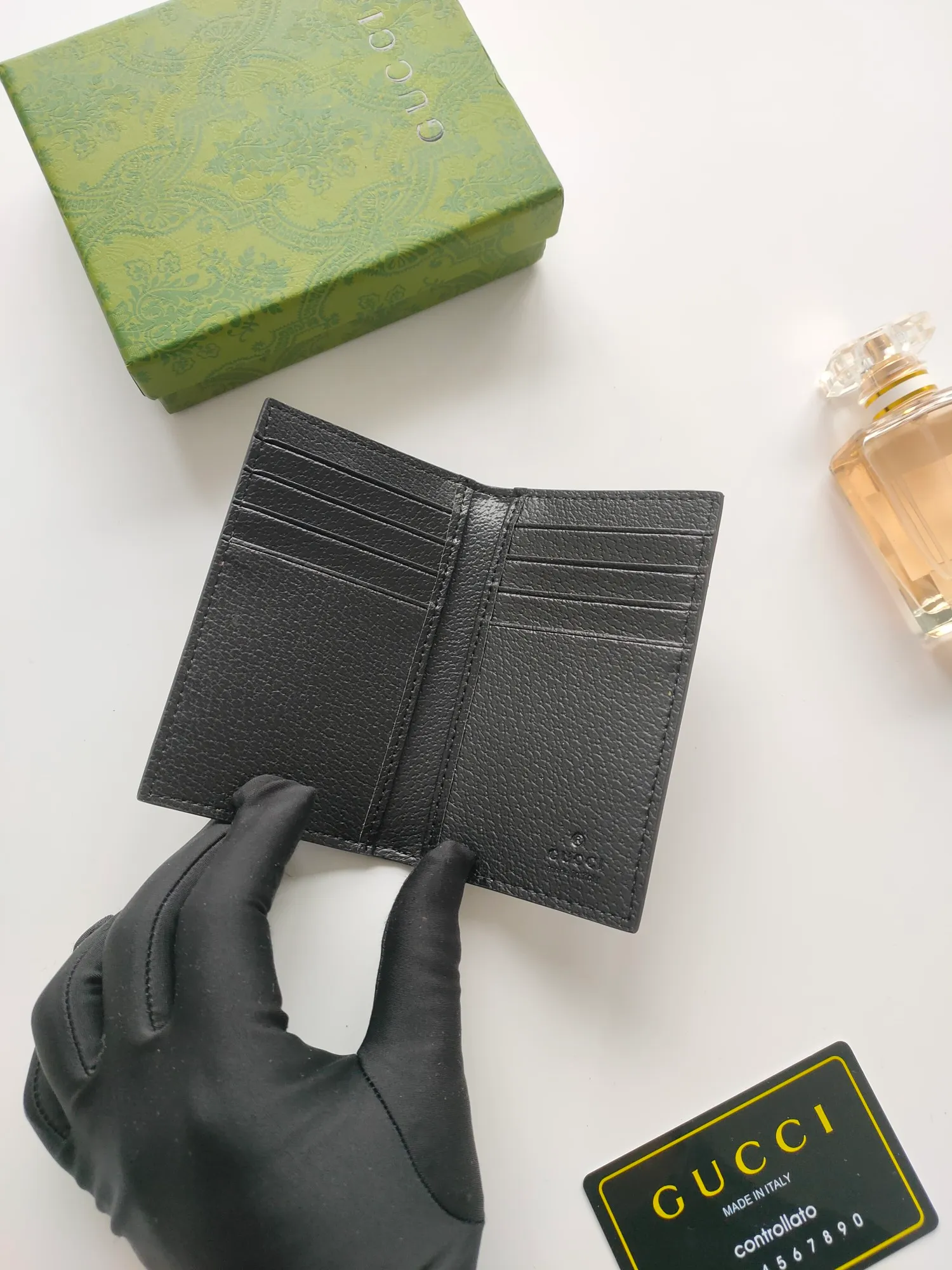 💰100💰Long card holder with GG details. Gucci archive elements GG details and vibrant colors are cleverly blended. This long card holder is crafted from GG Supreme canvas and cleverly incorporates red contrasting details, bringing subtle contrast to this compact daily accessory. Model: 768249. Dimensions when open: 12 (length) x 15cm (width) Dimensions when closed: 12 (length) x 7.5cm (width)