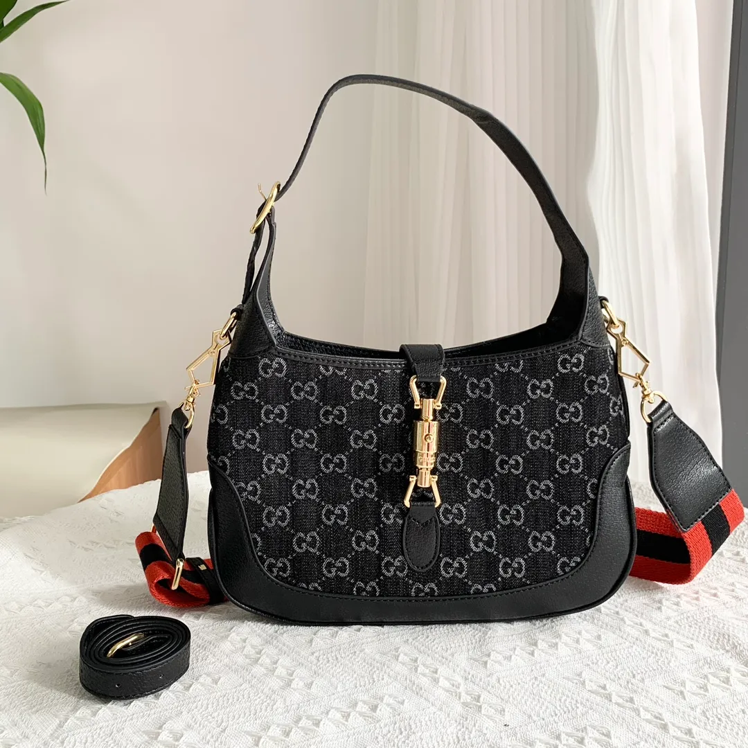 Actual shot #💰340 Model: 678843. Black/Denim Size: 28x 19x 4.5cm.   💕💕Gucci UN3AG 1294 product details. Gucci's "Aria-Fashion Aria" series uses modern techniques to reinterpret classics. The Jackie 1961 series has launched a new rectangular tote bag with soft texture and flexible structure. The archive design is paired with logo details such as the all-over GG pattern and striped webbing, and exquisite accessories pay tribute to Gucci's heritage. This small bag is trimmed in black leather and features the collection's signature gold-toned push-lock hardware. Black and ivory GG denim jacquard. Black leather trim.
