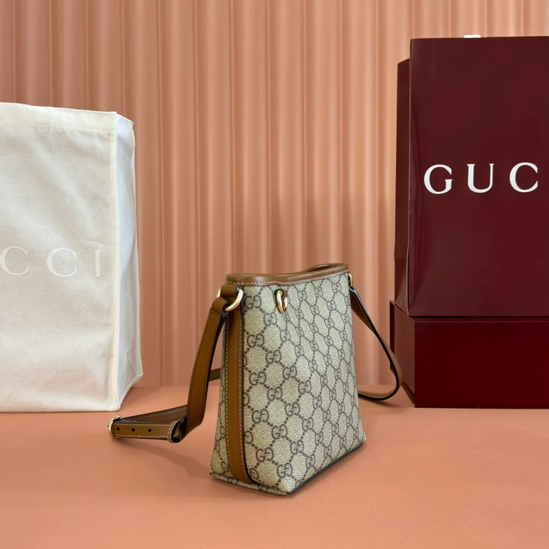 p880. 💋💋💋 Comes with a full set of original counter packaging [New product] 2025 autumn and winter series, this mini bucket bag reinterprets brand elements with practical design, adding a masterpiece to the new GG Emblem series. This mini bucket bag has a simple and compact silhouette with exquisite details. It is designed with a long shoulder strap and is comfortable to carry, making it a versatile item suitable for day and night occasions. New GG monogram coated fabric in beige and dark brown Black leather piping Gold-toned hardware Red and green webbing cotton lining Adjustable leather shoulder strap Height: 52-58 cm Model number: 847090. Dimensions: 15cm (bottom width) x 18cm (top width) x 18cm (height) x 8cm (depth) Weight: approx. 0.211kg Color: Pink/PVC. Made in Italy