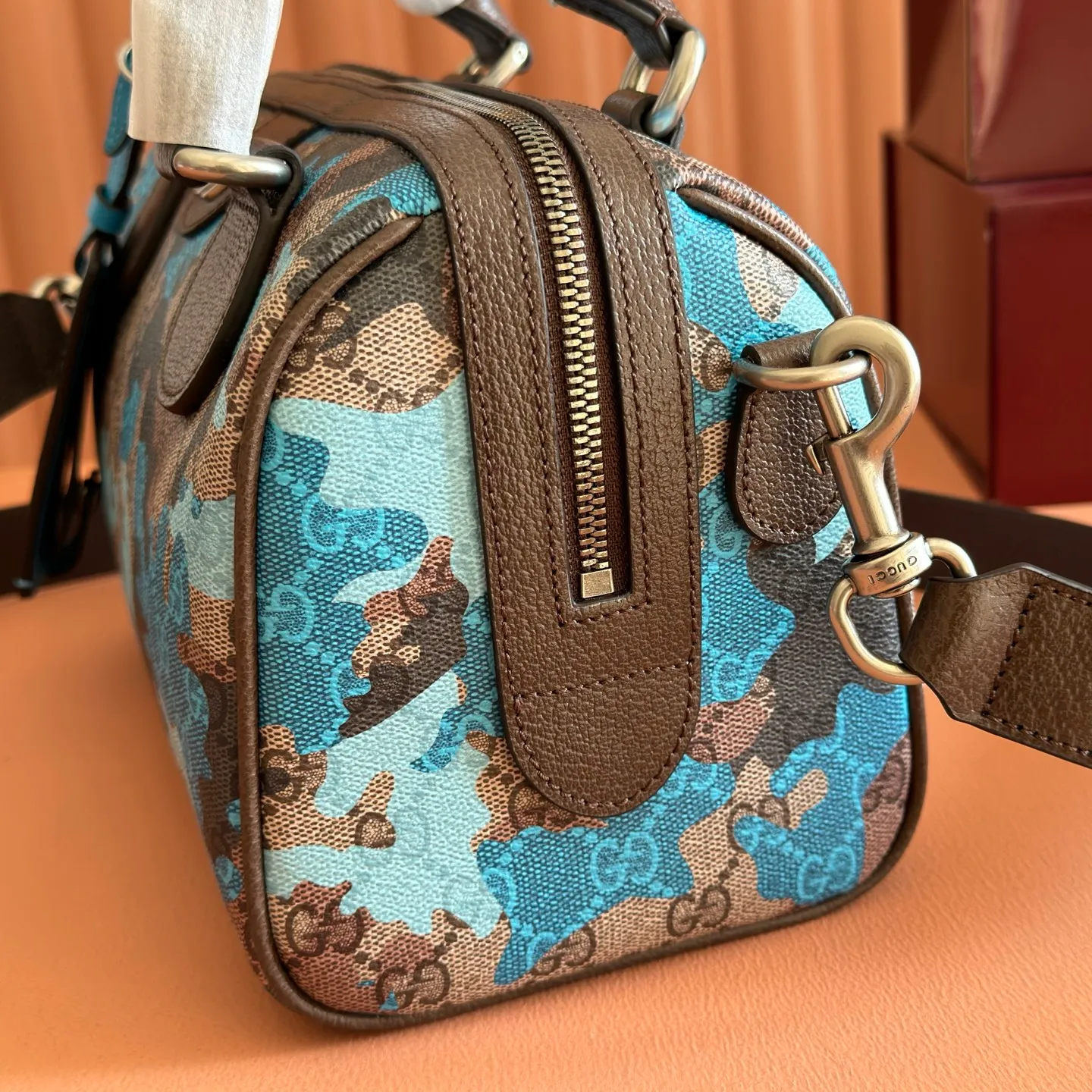 p1240💋💋💋【Original configuration counter complete package】Vivid camouflage combined with unique color matching, a new interpretation of the classic GG pattern. This travel bag is crafted from coated fabric with a marbled GG monogram pattern and features a matching ID plaque. Coated fabric with pink and red camouflage marbled GG monogram Brown, pink and red leather trim Palladium-toned hardware Unique cotton and linen lining Double G Interior: 1 zip pocket External: 1 removable bellman ID tag Handle height: 11 cm Removable and adjustable leather shoulder strap (height: 110 cm - 128 cm) Zip closure Ident No.: 854860. Dimensions: 25cm (width) x 16cm (height) x 14cm (depth) Weight: approx. 856g Color: camouflage blue/PVC.