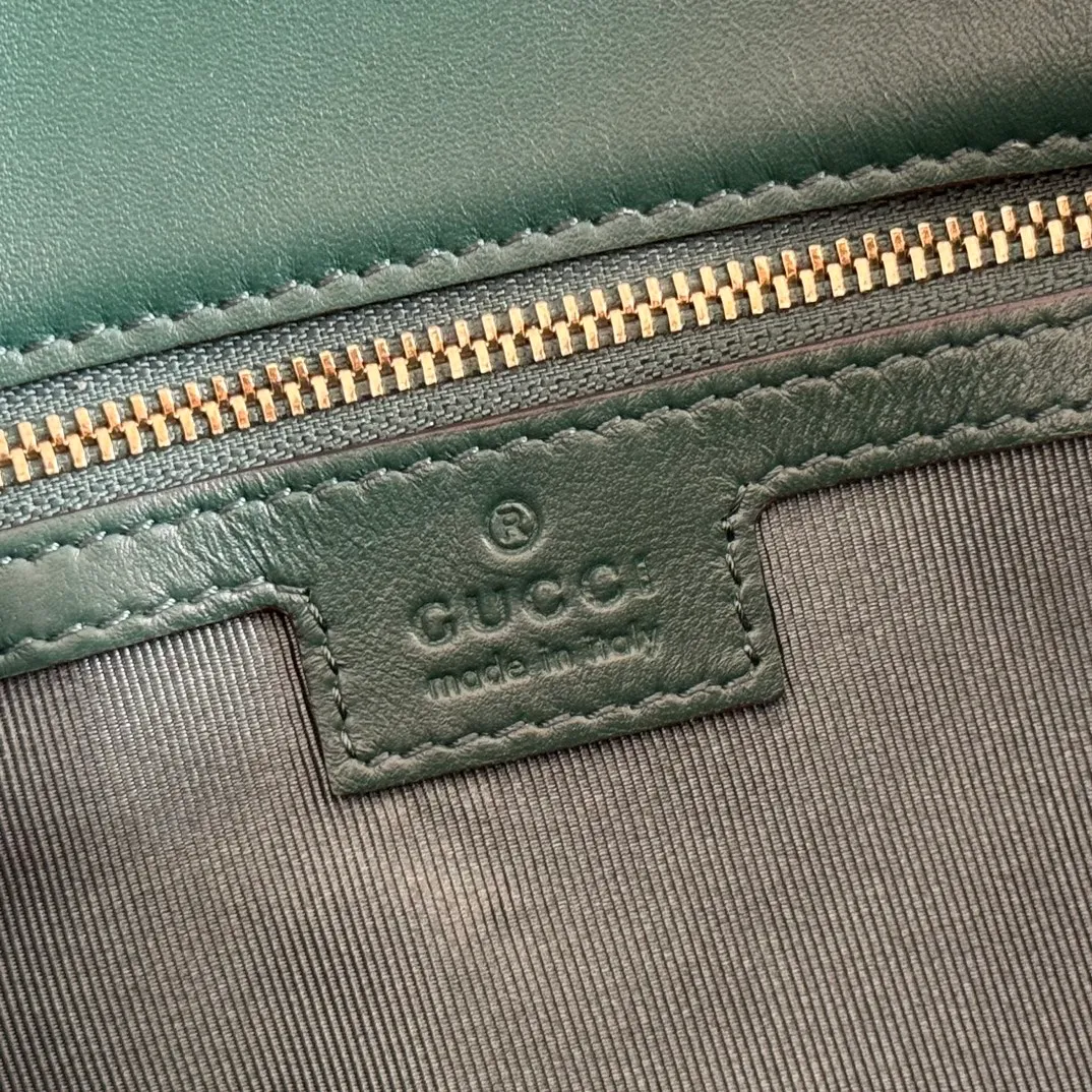 p1360. 💋💋💋【Original leather configuration counter complete package】The brand's iconic GG Marmont series is ingeniously integrated with double G-shaped accessories and faceted chain straps, and soft leather is selected to create a soft-lined bag shape. Simple and neat back pockets make medium and large bags more practical. Black V-shaped Matelassé sheepskin Light gold-tone hardware Gucci ankara red viscose lining Double G Interior: One zipped pocket External: One open pocket Sliding chain strap that can be used as a shoulder strap (56 cm high) Spring-buckle flap Ident: 837267. Dimensions: 26cm (width) x 15cm (height) x 7cm (depth) Weight: approximately 0.65kg Color: green full leather/original leather. Made in Italy