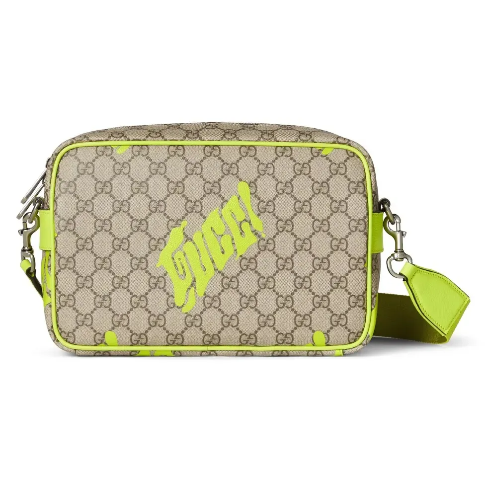 🔥In the 4050 early autumn series, Chinese artist Currynew reinterprets the brand logo, adding color to men's ready-to-wear, leather goods and accessories. This cross-body bag is crafted from coated fabric with the classic GG monogram pattern, cleverly integrated with Gucci prints and contrasting leather piping, making the entire design fuller. Beige and dark brown classic GG monogram coated fabric Emerald green leather trim Gucci print Currynew workmanship Cotton and linen blend lining Interior: 1 zip pocket Holds iPhone Plus, bi-fold wallet or card holder, and Airpods Removable canvas and leather shoulder strap (55 cm high) Zip closure Ident No.: 839380. Dimensions: 27cm (width) x 18cm (height) x 7.5cm (depth) Weight: approximately 0.61kg Color: emerald green silk screen/original leather. Made in Italy