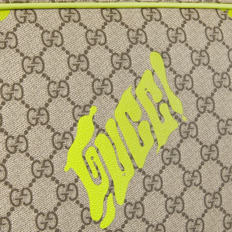 🔥In the 4050 early autumn series, Chinese artist Currynew reinterprets the brand logo, adding color to men's ready-to-wear, leather goods and accessories. This cross-body bag is crafted from coated fabric with the classic GG monogram pattern, cleverly integrated with Gucci prints and contrasting leather piping, making the entire design fuller. Beige and dark brown classic GG monogram coated fabric Emerald green leather trim Gucci print Currynew workmanship Cotton and linen blend lining Interior: 1 zip pocket Holds iPhone Plus, bi-fold wallet or card holder, and Airpods Removable canvas and leather shoulder strap (55 cm high) Zip closure Ident No.: 839380. Dimensions: 27cm (width) x 18cm (height) x 7.5cm (depth) Weight: approximately 0.61kg Color: emerald green silk screen/original leather. Made in Italy