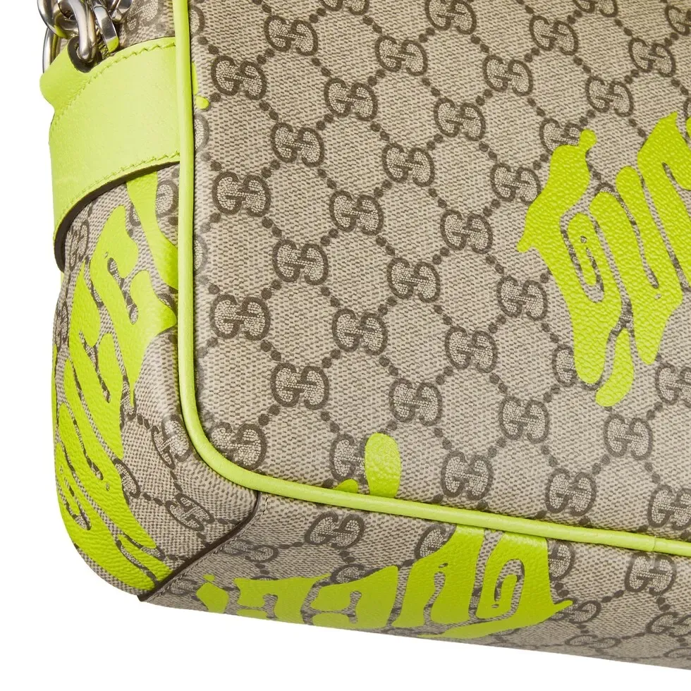 🔥In the 4050 early autumn series, Chinese artist Currynew reinterprets the brand logo, adding color to men's ready-to-wear, leather goods and accessories. This cross-body bag is crafted from coated fabric with the classic GG monogram pattern, cleverly integrated with Gucci prints and contrasting leather piping, making the entire design fuller. Beige and dark brown classic GG monogram coated fabric Emerald green leather trim Gucci print Currynew workmanship Cotton and linen blend lining Interior: 1 zip pocket Holds iPhone Plus, bi-fold wallet or card holder, and Airpods Removable canvas and leather shoulder strap (55 cm high) Zip closure Ident No.: 839380. Dimensions: 27cm (width) x 18cm (height) x 7.5cm (depth) Weight: approximately 0.61kg Color: emerald green silk screen/original leather. Made in Italy