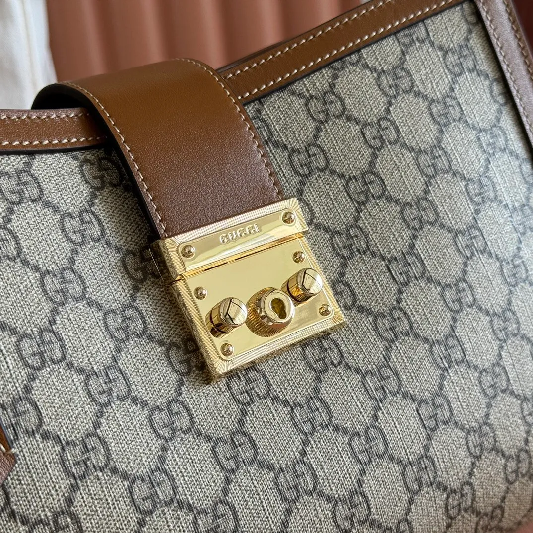 p1160. 💋💋💋【Original leather configuration with full counter packaging】The Padlock series has launched a variety of fashionable bags with various carrying methods, adding color to the 2025 early autumn series. This tote is lined with webbing, reminiscent of the brand's signature pattern. Beige and dark brown GG monogram coated fabric Brown leather trim Light gold tone hardware Red and green webbing cotton lining Interior: One zip pocket Carry handle (17.5 cm height) Removable and adjustable leather strap (height: 54 cm - 60 cm; length: 115 cm - 125 cm) Padlock closure with leather keychain Ident.: 838991. Dimensions: 31cm (width) x 21cm (height) x 11cm (thickness) Weight: approx. 0.8kg. Color: brown PVC. Made in Italy