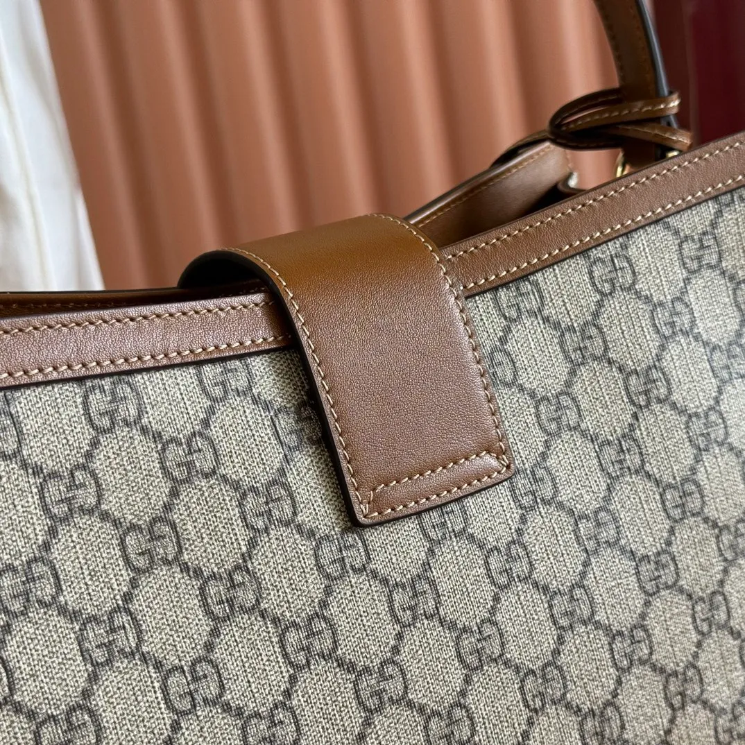 p1160. 💋💋💋【Original leather configuration with full counter packaging】The Padlock series has launched a variety of fashionable bags with various carrying methods, adding color to the 2025 early autumn series. This tote is lined with webbing, reminiscent of the brand's signature pattern. Beige and dark brown GG monogram coated fabric Brown leather trim Light gold tone hardware Red and green webbing cotton lining Interior: One zip pocket Carry handle (17.5 cm height) Removable and adjustable leather strap (height: 54 cm - 60 cm; length: 115 cm - 125 cm) Padlock closure with leather keychain Ident.: 838991. Dimensions: 31cm (width) x 21cm (height) x 11cm (thickness) Weight: approx. 0.8kg. Color: brown PVC. Made in Italy