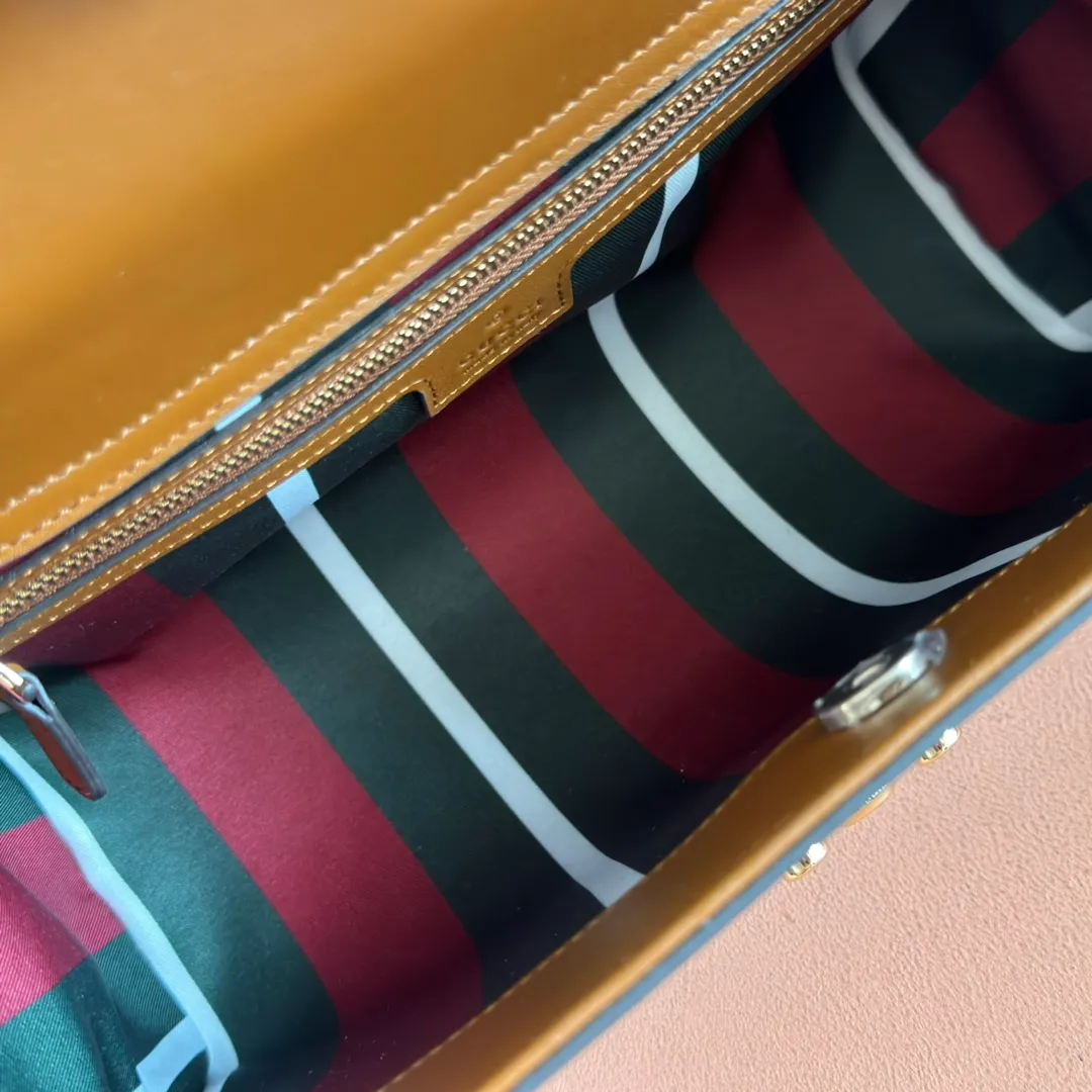 p1160. 💋💋💋【Original leather configuration with full counter packaging】The Padlock series has launched a variety of fashionable bags with various carrying methods, adding color to the 2025 early autumn series. This tote is lined with webbing, reminiscent of the brand's signature pattern. Beige and dark brown GG monogram coated fabric Brown leather trim Light gold tone hardware Red and green webbing cotton lining Interior: One zip pocket Carry handle (17.5 cm height) Removable and adjustable leather strap (height: 54 cm - 60 cm; length: 115 cm - 125 cm) Padlock closure with leather keychain Ident.: 838991. Dimensions: 31cm (width) x 21cm (height) x 11cm (thickness) Weight: approx. 0.8kg. Color: brown PVC. Made in Italy