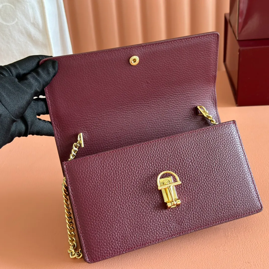 p720💋💋💋"With full set of original counter packaging" [New product] This Gucci Softbit series shoulder bag is ingeniously integrated with the brand's classic equestrian style accessories in the shape of a large half-horse bit. Black grained cow leather. Light gold-tone hardware. Black microfiber lining. Half horsebit buckle. Ident.: 837373. Dimensions: 20x13x6cm.