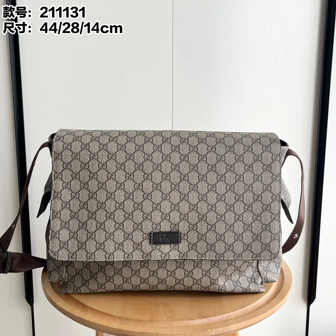 Actual shot #💰360 Model: 211131 Brown Size: 44×28×14cm GUCCI Big Fire Mummy Bag, also known as diaper bag, has a large capacity and has side pockets on both sides to accommodate water bottles. The large flip-top design is very convenient and comes with a folding pad. Unisex style! Made of imported fabrics and brown leather, adjustable shoulder straps