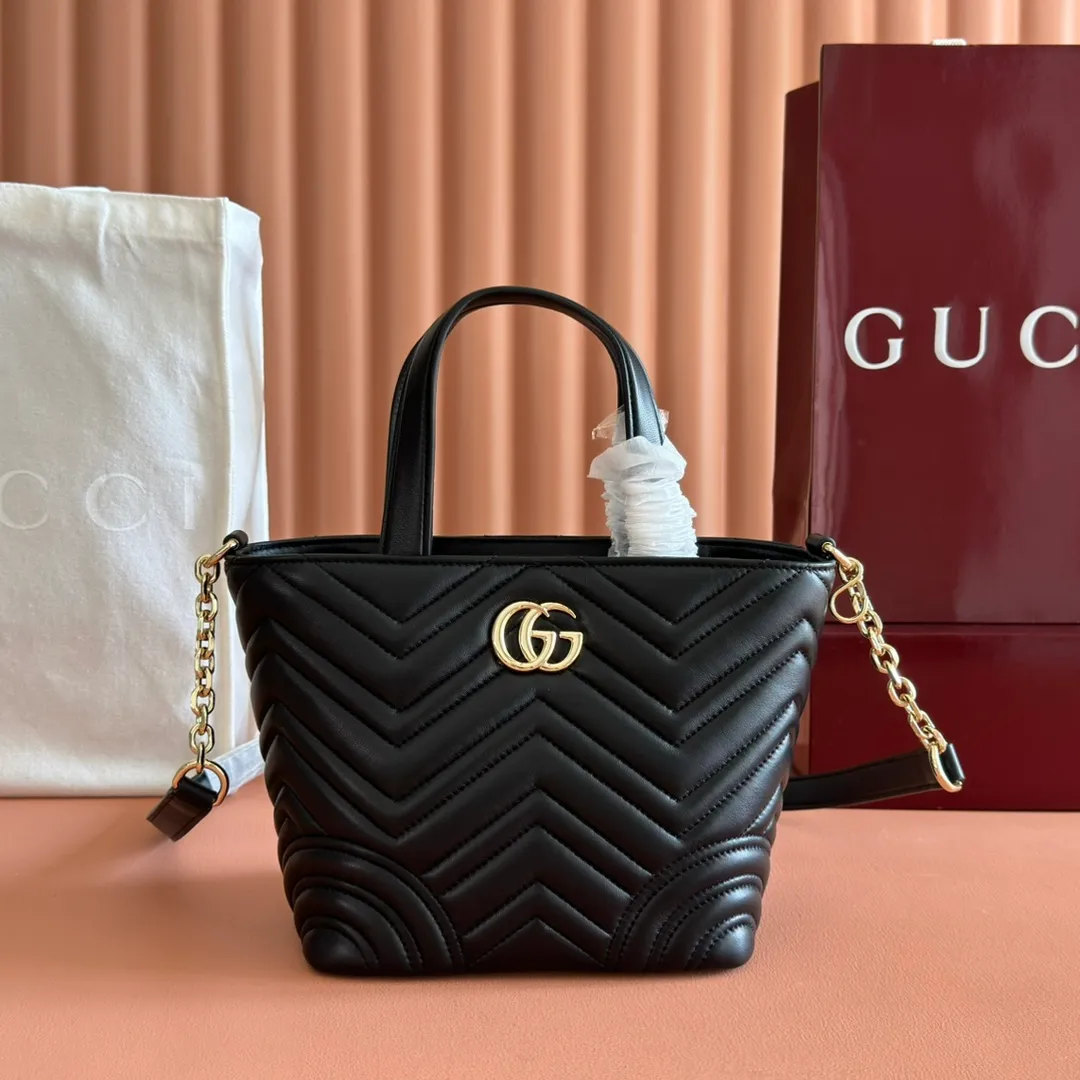 p1280. 💋💋💋 Comes with a complete set of original counter packaging [New product] This tote bag injects novel charm into the GG Marmont series with a new silhouette in the 2025 autumn and winter series. It can transform from a structural tote bag to a soft-lined bucket bag. The shape is paired with top handles and chain shoulder straps, presenting a variety of fashion styling options. White chevron quilted sheepskin Light gold-tone hardware Gucci ankara red viscose lining Double G Interior: Open pocket Handle drop 11 cm Shoulder strap drop 53 cm (bag closed: 45 cm) Ident.: 847386. Dimensions: 18cm (bottom width) x 29cm (top width) x 18cm (height) x 12.5cm (depth) Weight: approx. 0.4kg Color: Black sheepskin. Made in Italy