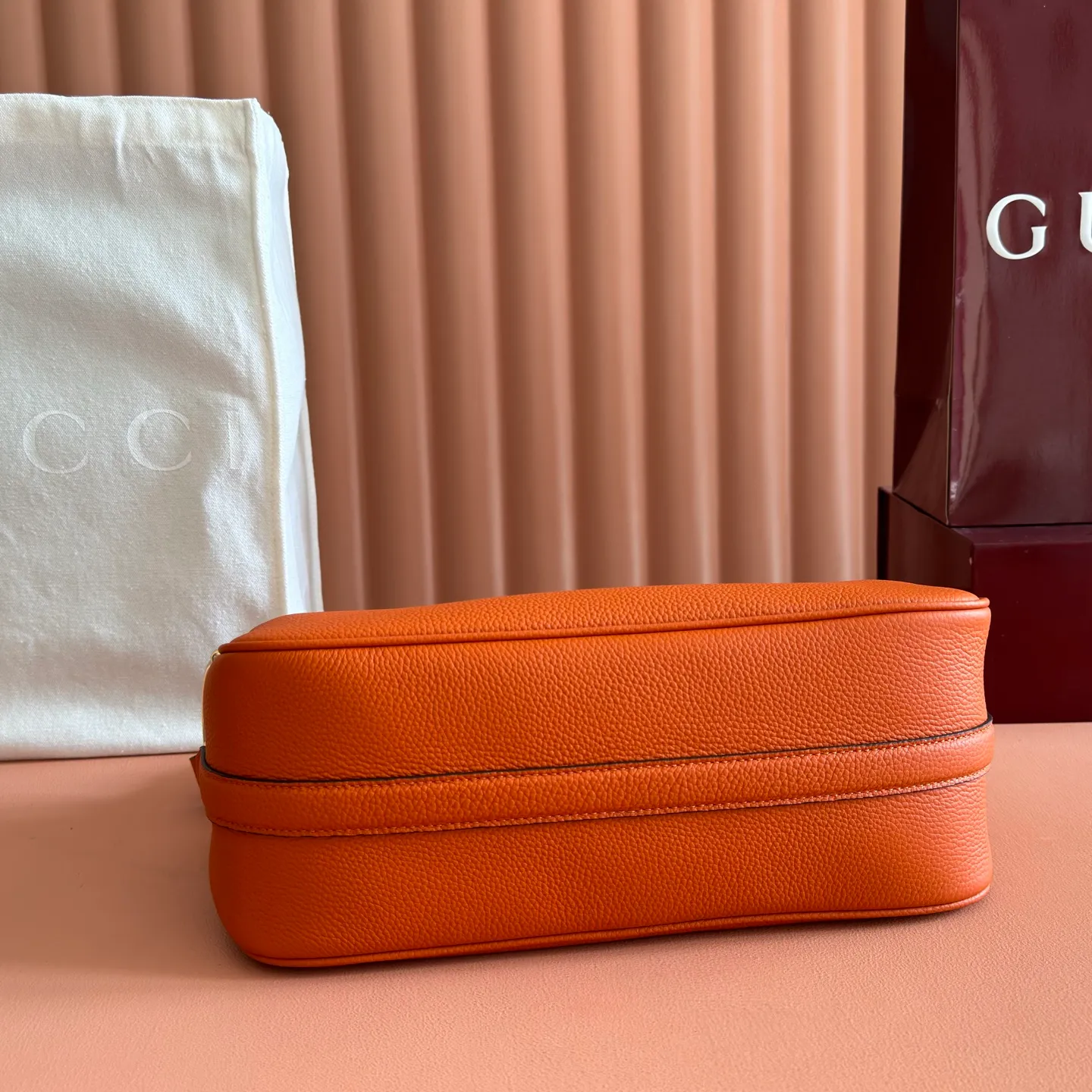p1220💋💋💋【Original configuration counter full set packaging】Renewedly presents the Gucci Half Horsebit series, reinterpreting one of the brand's most iconic elements in a modern style. The collection cleverly combines relaxed silhouettes with the iconic half-horsebit hardware, which gives rise to its name. Ivory grained soft leather Gold-tone hardware White linen-cotton blend lining Half horsebit closure Interior: One open pocket Adjustable cowhide leather shoulder strap (height: 32cm - 34cm; length: 66cm - 73cm) Zip closure Ident: 860787. Dimensions: 31.5cm (width) x 17cm (height) x 12cm (depth) Weight: approx. 0.7kg