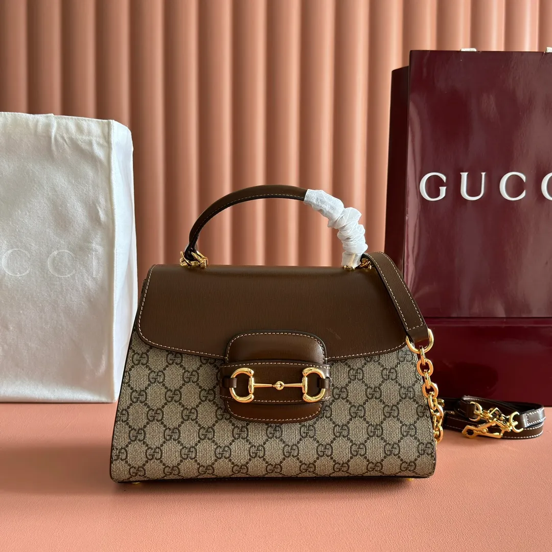 p1500. 📣📣📣【Original leather with 🌈full counter packaging】🔥🔥 Gucci Horsebit 1955 series medium handbag, model number 702049 The Gucci Horsebit 1955 series is presented in beige and ebony GG Supreme canvas. This series draws inspiration from archival designs and carefully combines the classic details of the brand's founding more than sixty years ago with the essence of modern fashion, highlighting the unique charm of the horsebit. This design pattern is inspired by the brand's equestrian origins and consists of two elements: a double ring and a long strip. It has become one of the brand's most recognizable iconic elements. Brown leather piping adds an elegant touch to the design. Hide Details Beige and ebony GG Supreme canvas Brown leather trim Shiny gold-tone hardware Horsebit closure Interior: 2 main compartments and 1 zipped pocket 50cm chain strap and 55cm removable leather shoulder strap Medium dimensions: 29cm (W) x 20cm (H) x 13cm (D)