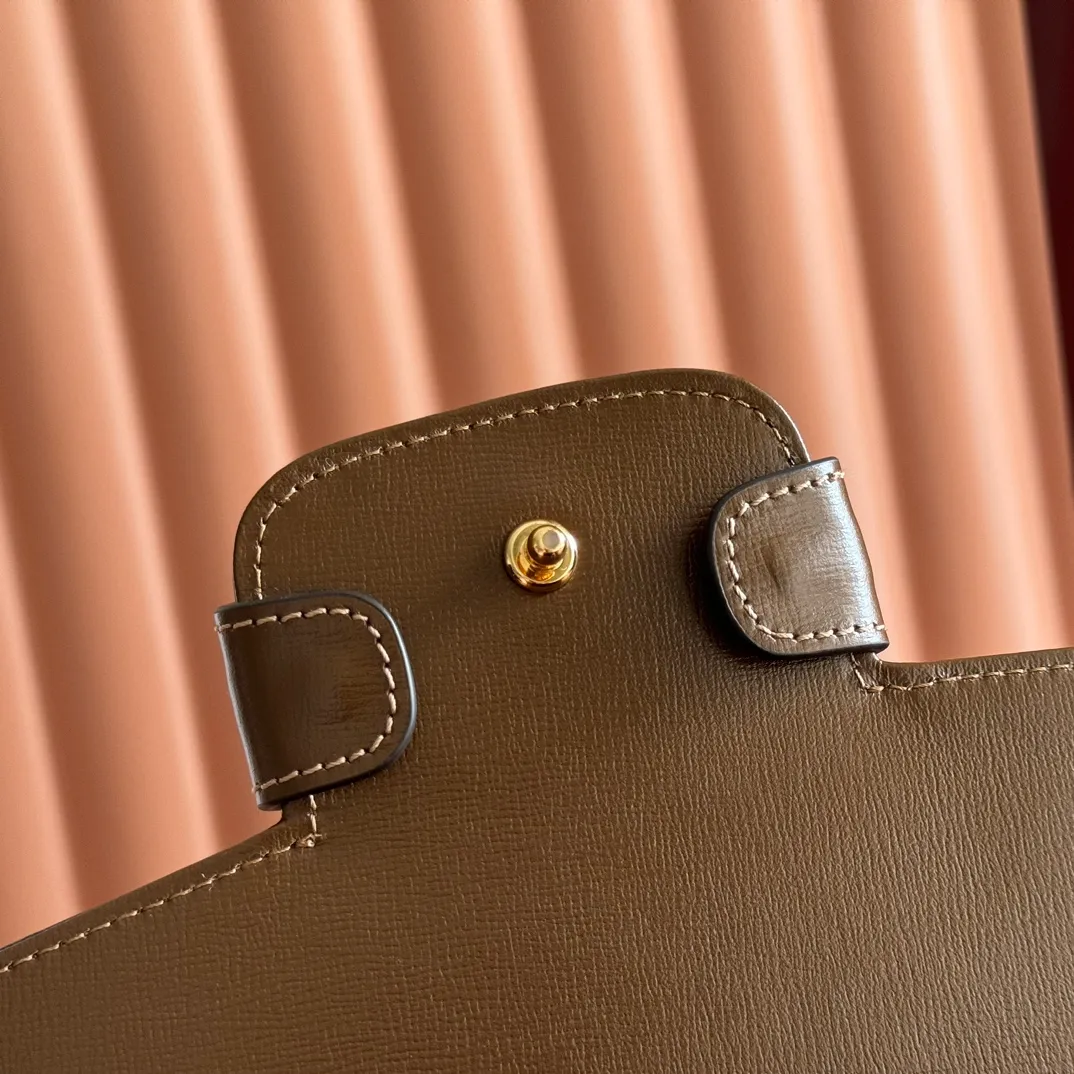 p1500. 📣📣📣【Original leather with 🌈full counter packaging】🔥🔥 Gucci Horsebit 1955 series medium handbag, model number 702049 The Gucci Horsebit 1955 series is presented in beige and ebony GG Supreme canvas. This series draws inspiration from archival designs and carefully combines the classic details of the brand's founding more than sixty years ago with the essence of modern fashion, highlighting the unique charm of the horsebit. This design pattern is inspired by the brand's equestrian origins and consists of two elements: a double ring and a long strip. It has become one of the brand's most recognizable iconic elements. Brown leather piping adds an elegant touch to the design. Hide Details Beige and ebony GG Supreme canvas Brown leather trim Shiny gold-tone hardware Horsebit closure Interior: 2 main compartments and 1 zipped pocket 50cm chain strap and 55cm removable leather shoulder strap Medium dimensions: 29cm (W) x 20cm (H) x 13cm (D)