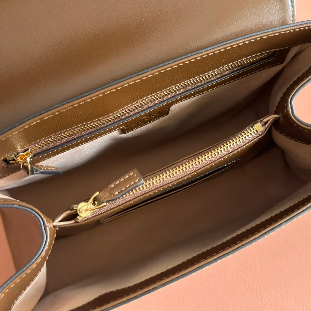 p1500. 📣📣📣【Original leather with 🌈full counter packaging】🔥🔥 Gucci Horsebit 1955 series medium handbag, model number 702049 The Gucci Horsebit 1955 series is presented in beige and ebony GG Supreme canvas. This series draws inspiration from archival designs and carefully combines the classic details of the brand's founding more than sixty years ago with the essence of modern fashion, highlighting the unique charm of the horsebit. This design pattern is inspired by the brand's equestrian origins and consists of two elements: a double ring and a long strip. It has become one of the brand's most recognizable iconic elements. Brown leather piping adds an elegant touch to the design. Hide Details Beige and ebony GG Supreme canvas Brown leather trim Shiny gold-tone hardware Horsebit closure Interior: 2 main compartments and 1 zipped pocket 50cm chain strap and 55cm removable leather shoulder strap Medium dimensions: 29cm (W) x 20cm (H) x 13cm (D)
