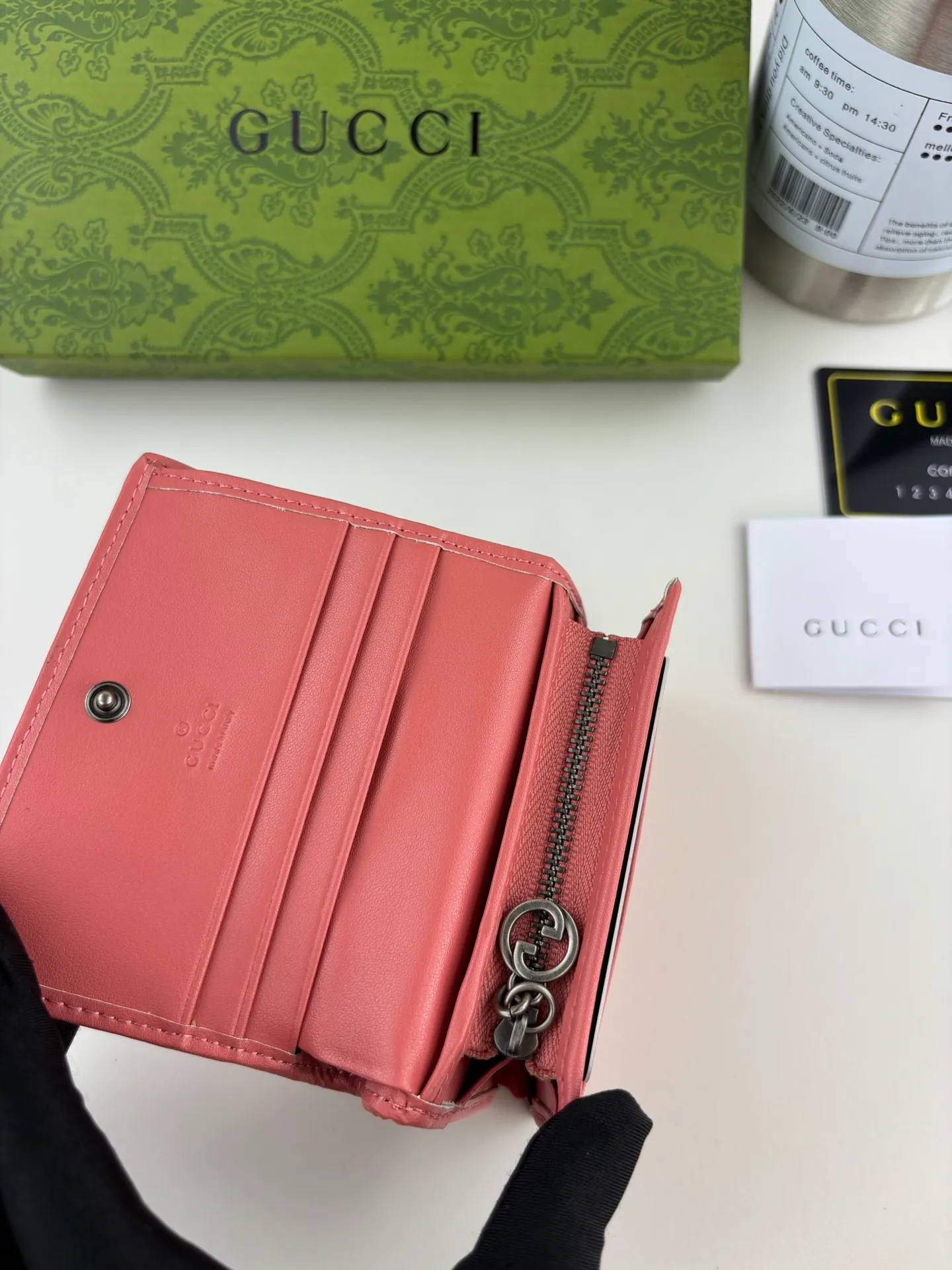 💰160 GUCCl Produced by Gujia! Blondie series card holder. The Gucci Blondie series uses one of the brand's bold patterns and a leather design of the same tone, exuding a subtle and restrained atmosphere. This series of ingenuity incorporates round geometric interlocking G's, fully displaying Gucci's modern aesthetic design. Style No.: 760317 Size: 8.5cm x 11cm x 3cm Color: Pink