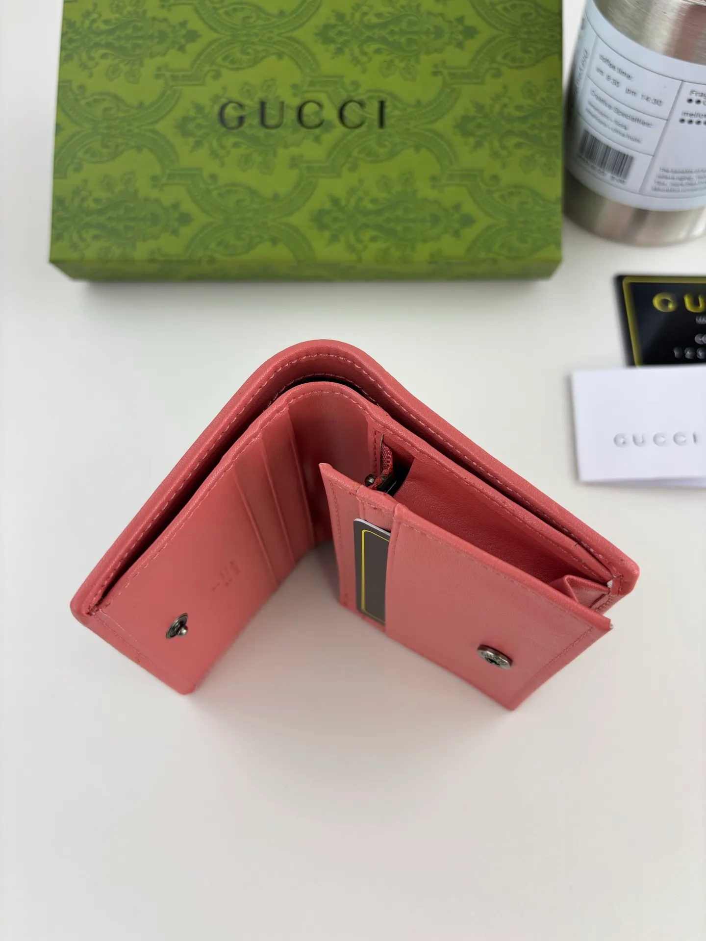 💰160 GUCCl Produced by Gujia! Blondie series card holder. The Gucci Blondie series uses one of the brand's bold patterns and a leather design of the same tone, exuding a subtle and restrained atmosphere. This series of ingenuity incorporates round geometric interlocking G's, fully displaying Gucci's modern aesthetic design. Style No.: 760317 Size: 8.5cm x 11cm x 3cm Color: Pink