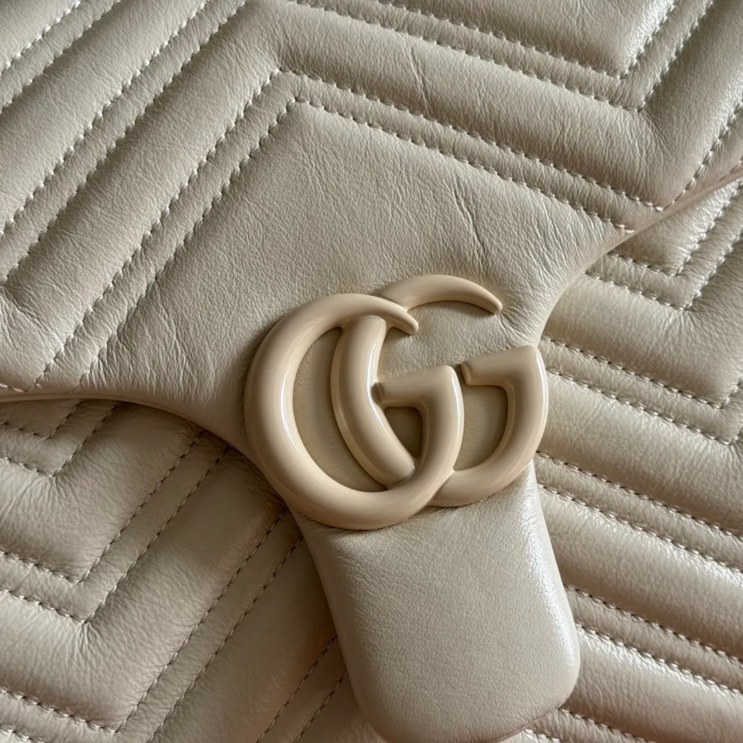 p1960. 💋💋💋【With full set of original counter packaging】2025 autumn and winter series, the brand's iconic GG Marmont series is ingeniously integrated with classic double G elements and faceted chain straps, creating a soft yet crisp silhouette design. This piece is crafted from soft, lightweight quilted V-shaped calfskin leather and features tonal enamel hardware and chain. Black soft lightweight quilted V-shaped calfskin leather. Tonal enamel hardware and chain. Black rayon lining. Double G. Interior: Zippered pocket. Exterior: Back open pocket. Magnetic closure. Ident.: 850659. Dimensions: 37.5cm (W) x 21cm (H) x 9cm (D) Color: White/Soft Leather. Made in Italy