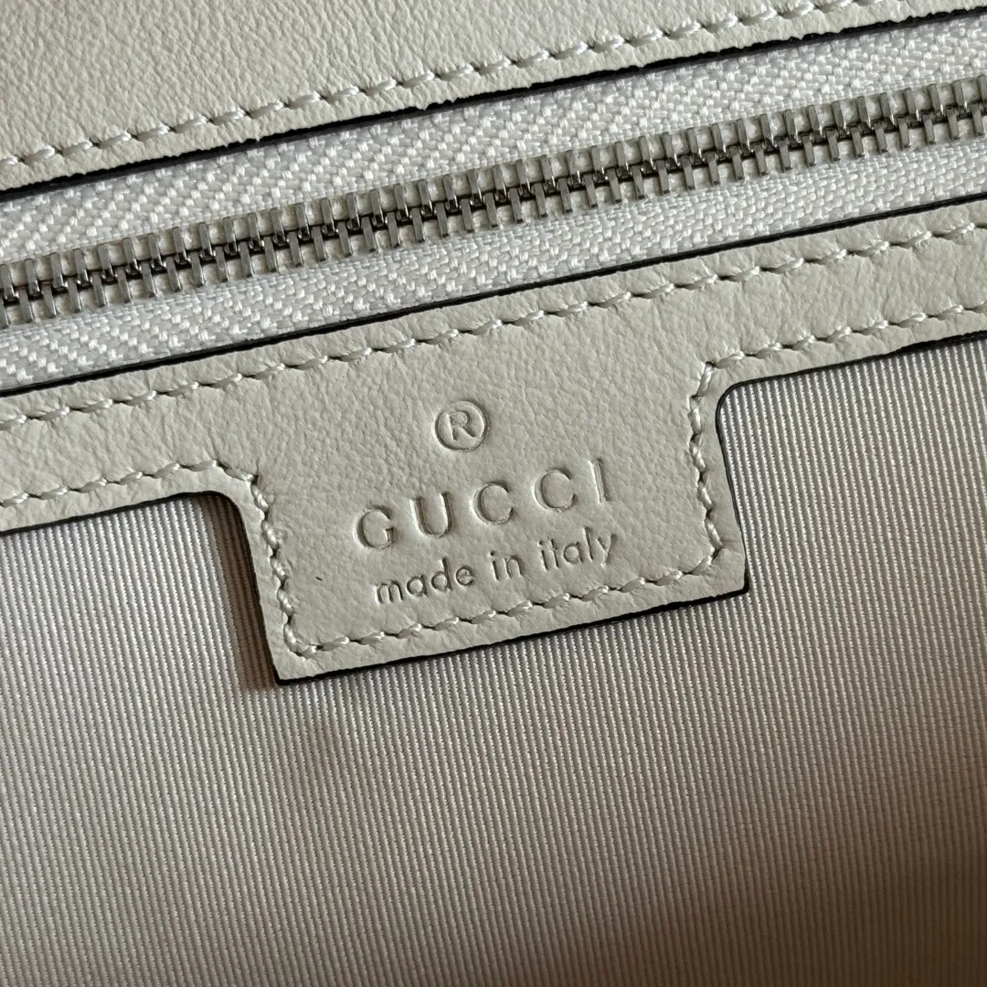 p1960. 💋💋💋【With full set of original counter packaging】2025 autumn and winter series, the brand's iconic GG Marmont series is ingeniously integrated with classic double G elements and faceted chain straps, creating a soft yet crisp silhouette design. This piece is crafted from soft, lightweight quilted V-shaped calfskin leather and features tonal enamel hardware and chain. Black soft lightweight quilted V-shaped calfskin leather. Tonal enamel hardware and chain. Black rayon lining. Double G. Interior: Zippered pocket. Exterior: Back open pocket. Magnetic closure. Ident.: 850659. Dimensions: 37.5cm (W) x 21cm (H) x 9cm (D) Color: White/Soft Leather. Made in Italy