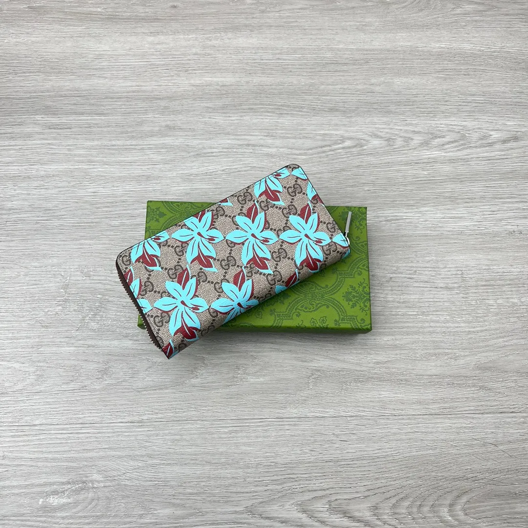 💰170✨ GUCCI ✨ Supreme canvas makes a stunning appearance in the 2025 early autumn series, renovating the new floral print in blue tones. This beige and dark brown zippered wallet features a contemporary floral pattern and GG logo. ·Beige and dark brown GG Supreme canvas all-over blue flower print moire fabric lining Interior: 12 card compartments, 3 banknote compartments Model: 841150 Size: 19*10*2.5cm Color: Coffee