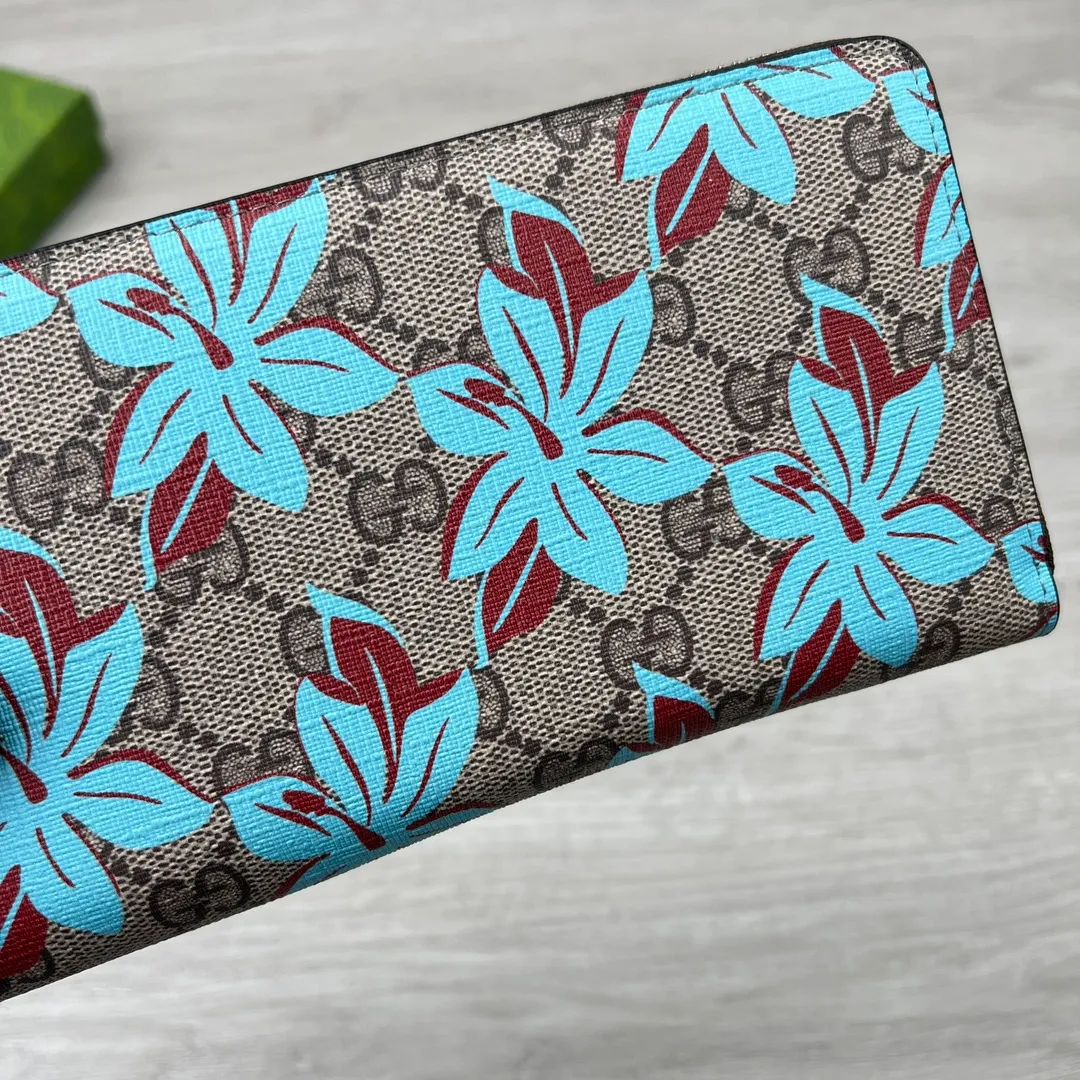 💰170✨ GUCCI ✨ Supreme canvas makes a stunning appearance in the 2025 early autumn series, renovating the new floral print in blue tones. This beige and dark brown zippered wallet features a contemporary floral pattern and GG logo. ·Beige and dark brown GG Supreme canvas all-over blue flower print moire fabric lining Interior: 12 card compartments, 3 banknote compartments Model: 841150 Size: 19*10*2.5cm Color: Coffee