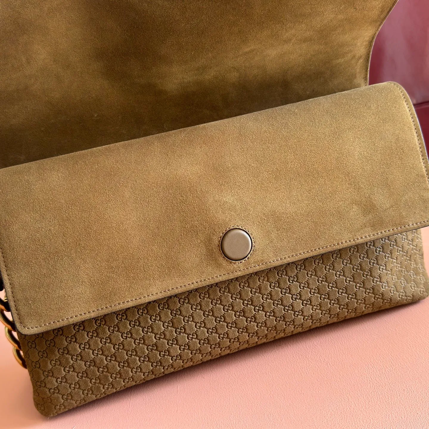 p1680💋💋💋【Original configuration counter complete package】This handbag combines modern silhouette and brand iconic pattern. This sleekly tailored bag features an antique-gold-tone chain with round interlocking G detailing and a 2-tiered design that offers ample interior storage space. Brown GG embossed suede material, antique gold tone accessories, brown cotton and linen blend lining, interior: 2 layers of fastening, 1 open pocket, chain shoulder strap height: 8 cm. Detachable and adjustable leather shoulder strap (height: 42 cm) Magnetic snap closure Model: 857362. Dimensions: 36cm (W) x 19.5cm (H) x 9.5cm (D) Weight: Approx. 1.1kg Color: Brown velvet/embossed.