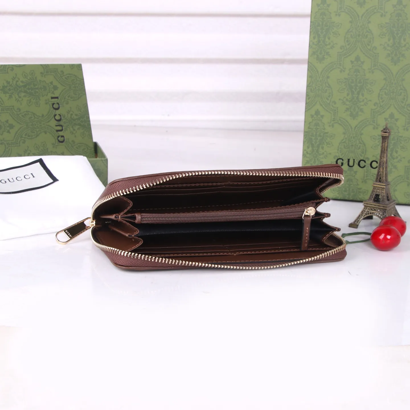 💰170 Style No.: GA012 Brand: GUCCl Color: Brown White Size: 19*10*3 Description: Newly launched Gucci made of GG Supreme high-end artificial canvas and brown leather 1955 horsebit zipper bag, this series adopts the same double ring and long strip design as the handbag. This detail is inspired by the brand’s equestrian roots. It is one of Gucci’s classic heritage and one of the brand’s most representative symbolic elements.