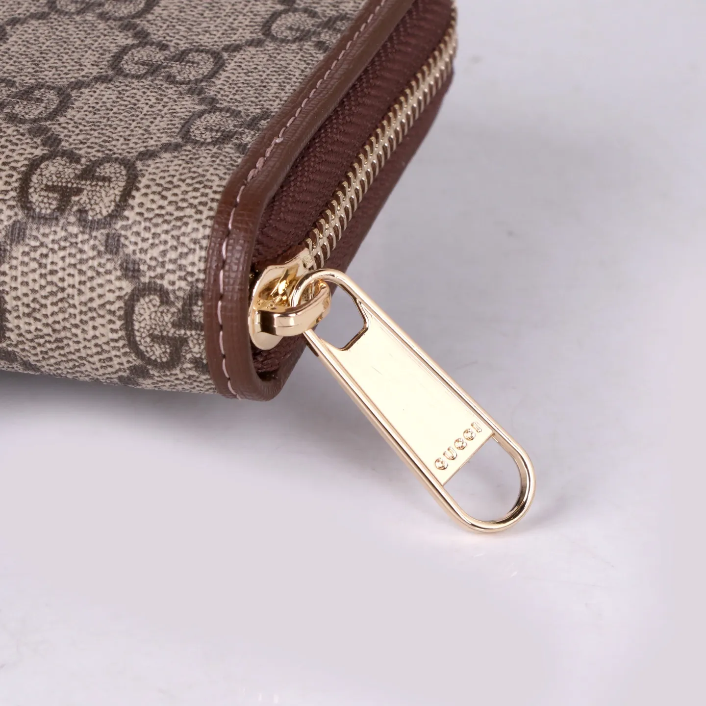 💰170 Style No.: GA012 Brand: GUCCl Color: Brown White Size: 19*10*3 Description: Newly launched Gucci made of GG Supreme high-end artificial canvas and brown leather 1955 horsebit zipper bag, this series adopts the same double ring and long strip design as the handbag. This detail is inspired by the brand’s equestrian roots. It is one of Gucci’s classic heritage and one of the brand’s most representative symbolic elements.