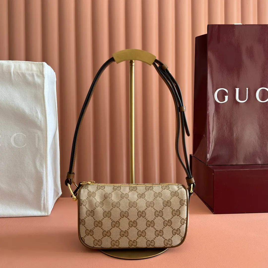 p900💋💋💋【With full set of original counter packaging】The brand interprets iconic elements from a contemporary perspective and re-presents the Gucci half-horse bit design. It uses soft cow leather that fits the body shape to inject new style into classic accessories. This mini bag is crafted from soft grained leather and features a half horsebit detail on the side. Green grained soft leather. Light gold tone hardware. Tonal cotton and linen blend lining. Half horsebit buckle. Calf leather shoulder strap (23cm high). Zip closure. Ident.: 860784. Dimensions: 19cm (width) x 19.5cm (height) x 9cm (depth) Weight: approx. 272g Color: Brown cloth