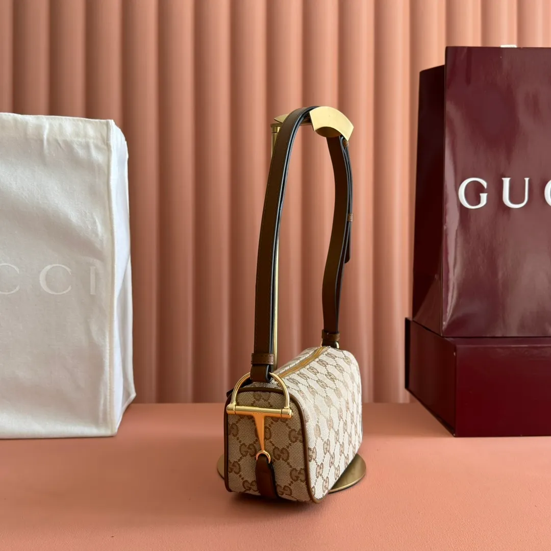 p900💋💋💋【With full set of original counter packaging】The brand interprets iconic elements from a contemporary perspective and re-presents the Gucci half-horse bit design. It uses soft cow leather that fits the body shape to inject new style into classic accessories. This mini bag is crafted from soft grained leather and features a half horsebit detail on the side. Green grained soft leather. Light gold tone hardware. Tonal cotton and linen blend lining. Half horsebit buckle. Calf leather shoulder strap (23cm high). Zip closure. Ident.: 860784. Dimensions: 19cm (width) x 19.5cm (height) x 9cm (depth) Weight: approx. 272g Color: Brown cloth