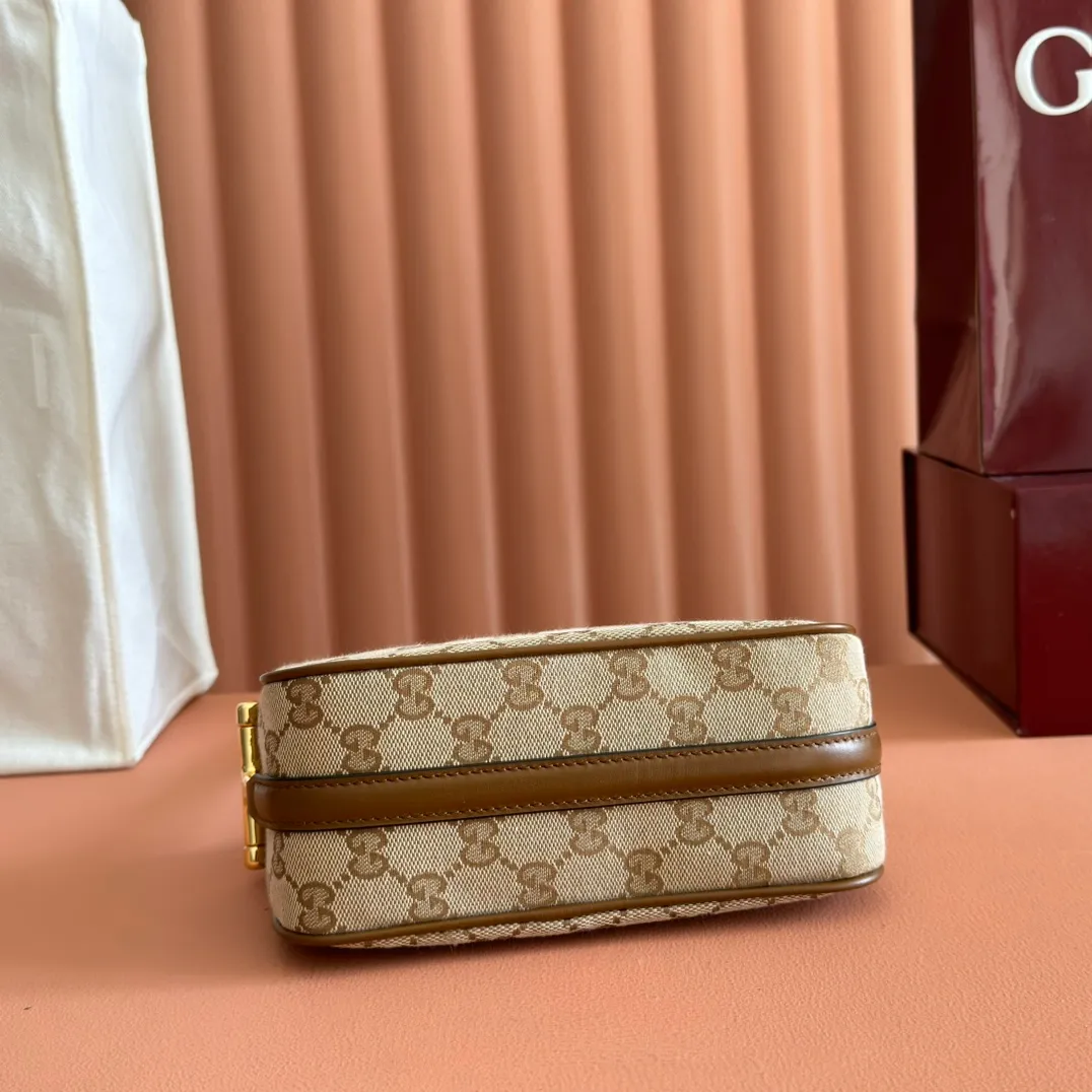 p900💋💋💋【With full set of original counter packaging】The brand interprets iconic elements from a contemporary perspective and re-presents the Gucci half-horse bit design. It uses soft cow leather that fits the body shape to inject new style into classic accessories. This mini bag is crafted from soft grained leather and features a half horsebit detail on the side. Green grained soft leather. Light gold tone hardware. Tonal cotton and linen blend lining. Half horsebit buckle. Calf leather shoulder strap (23cm high). Zip closure. Ident.: 860784. Dimensions: 19cm (width) x 19.5cm (height) x 9cm (depth) Weight: approx. 272g Color: Brown cloth