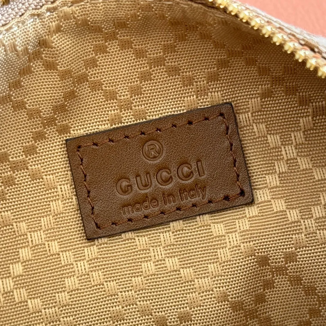 p900💋💋💋【With full set of original counter packaging】The brand interprets iconic elements from a contemporary perspective and re-presents the Gucci half-horse bit design. It uses soft cow leather that fits the body shape to inject new style into classic accessories. This mini bag is crafted from soft grained leather and features a half horsebit detail on the side. Green grained soft leather. Light gold tone hardware. Tonal cotton and linen blend lining. Half horsebit buckle. Calf leather shoulder strap (23cm high). Zip closure. Ident.: 860784. Dimensions: 19cm (width) x 19.5cm (height) x 9cm (depth) Weight: approx. 272g Color: Brown cloth