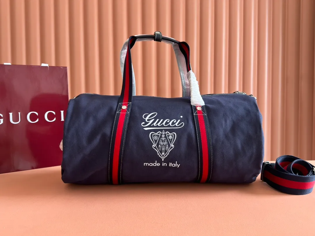 p1060. 💋💋💋"With a complete set of original counter gift bag packaging"💕[New Product] With the theme of freedom, vitality and community, the 2025 spring and summer series has newly presented a variety of travel items and men's bags, adding more fun to travel and exploration. This canvas travel bag features embellished stitching at the top, tonal leather piping and a 'Gucci Made in Italy' badge printed on the front. Off-white canvas Off-white leather trim "Gucci Made in Italy" and badge print Red and blue web Interior: 1 side handle Handle height: 24 cm Adjustable web canvas shoulder strap (55 cm high); length adjustable from 82 cm to 138 cm Zip closure Ident: 816866. Dimensions: 54cm (W) x 24cm (H) x 24cm (D) Weight: Approx. 0.985kg Color: Blue canvas. Made in Italy
