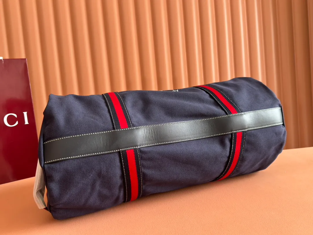 p1060. 💋💋💋"With a complete set of original counter gift bag packaging"💕[New Product] With the theme of freedom, vitality and community, the 2025 spring and summer series has newly presented a variety of travel items and men's bags, adding more fun to travel and exploration. This canvas travel bag features embellished stitching at the top, tonal leather piping and a 'Gucci Made in Italy' badge printed on the front. Off-white canvas Off-white leather trim "Gucci Made in Italy" and badge print Red and blue web Interior: 1 side handle Handle height: 24 cm Adjustable web canvas shoulder strap (55 cm high); length adjustable from 82 cm to 138 cm Zip closure Ident: 816866. Dimensions: 54cm (W) x 24cm (H) x 24cm (D) Weight: Approx. 0.985kg Color: Blue canvas. Made in Italy