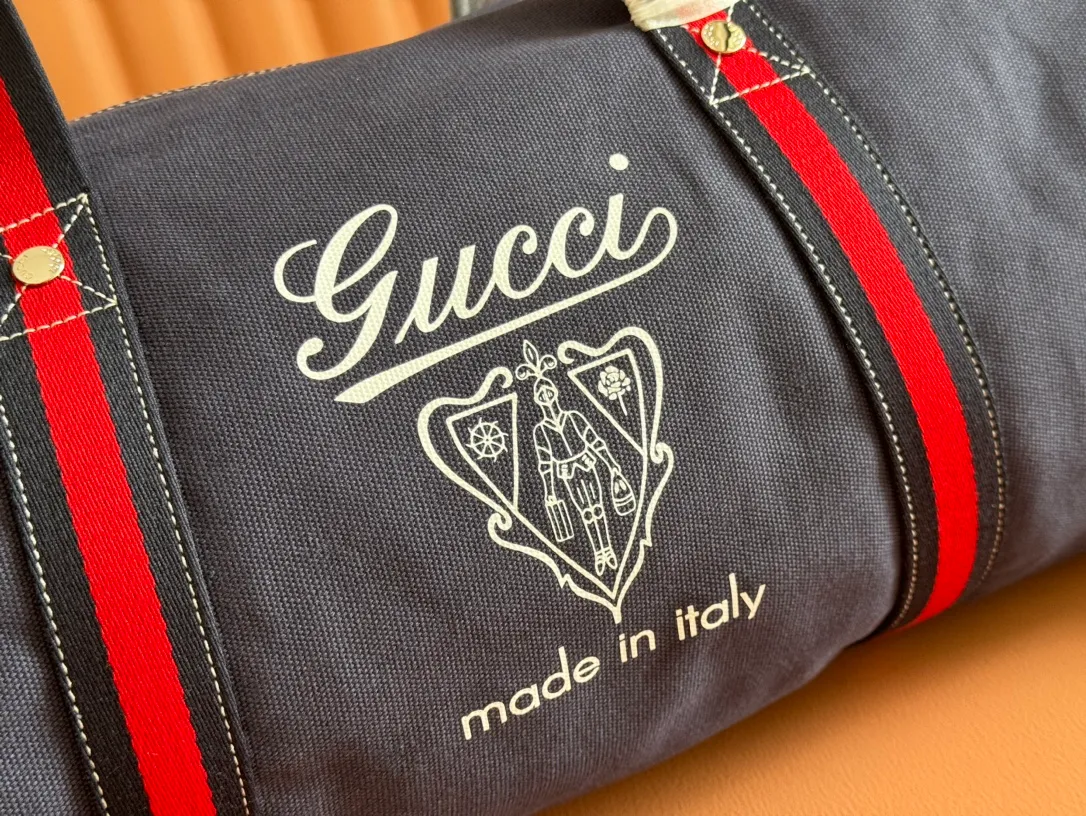 p1060. 💋💋💋"With a complete set of original counter gift bag packaging"💕[New Product] With the theme of freedom, vitality and community, the 2025 spring and summer series has newly presented a variety of travel items and men's bags, adding more fun to travel and exploration. This canvas travel bag features embellished stitching at the top, tonal leather piping and a 'Gucci Made in Italy' badge printed on the front. Off-white canvas Off-white leather trim "Gucci Made in Italy" and badge print Red and blue web Interior: 1 side handle Handle height: 24 cm Adjustable web canvas shoulder strap (55 cm high); length adjustable from 82 cm to 138 cm Zip closure Ident: 816866. Dimensions: 54cm (W) x 24cm (H) x 24cm (D) Weight: Approx. 0.985kg Color: Blue canvas. Made in Italy
