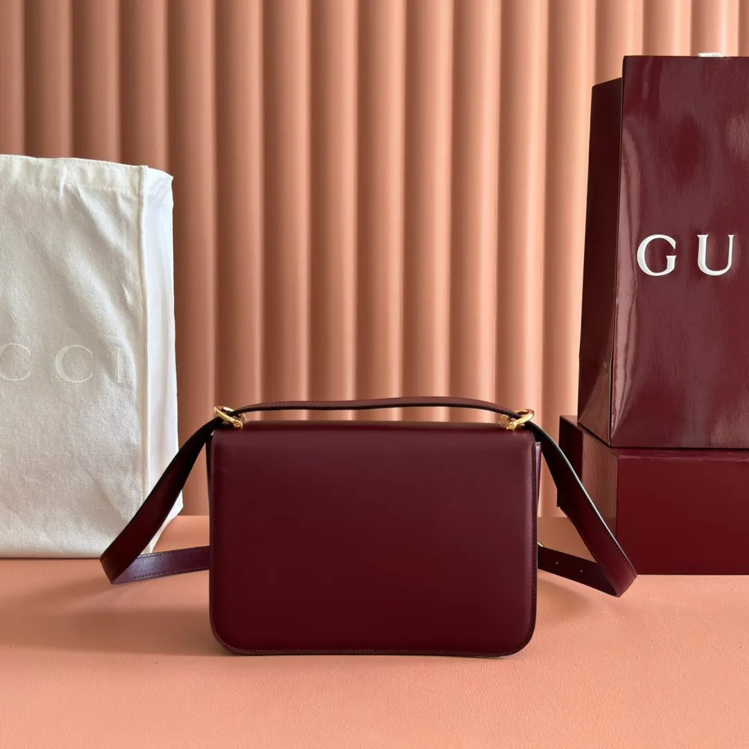 p1640. 💋💋💋【With full set of original counter packaging】2025 autumn and winter series, the Gucci Siena series small shoulder bag continues the evolution of the iconic element of Gucci's classic horsebit. Crafted from fine glossy leather, this shoulder bag has a structured shape and a half-horsebit buckle design from the 1970s. Finished with gold-tone hardware, the interior is lined with three levels of gusseting and a zipped pocket. Black fine glossy leather Gold-tone hardware Black leather lining Interior: 3-level fastening and 1 zipped pocket Shoulder straps: Height: 23cm – 25cm; Length: 127cm Half-horsebit snap fastener Ident: 846705. Dimensions: 22.5cm (width) x 14cm (height) x 8cm (depth) Weight: approx. 0.7kg Color: Encore full leather. Made in Italy