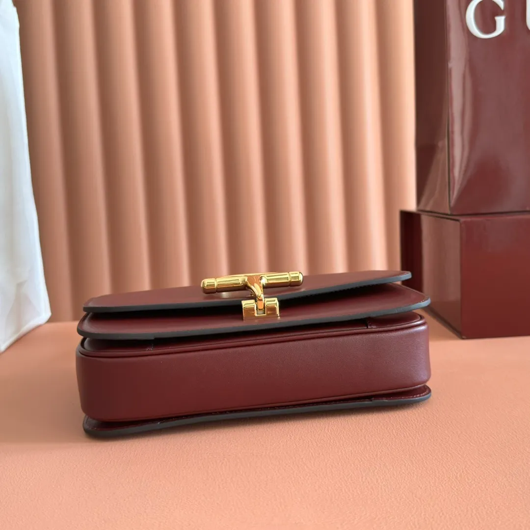 p1640. 💋💋💋【With full set of original counter packaging】2025 autumn and winter series, the Gucci Siena series small shoulder bag continues the evolution of the iconic element of Gucci's classic horsebit. Crafted from fine glossy leather, this shoulder bag has a structured shape and a half-horsebit buckle design from the 1970s. Finished with gold-tone hardware, the interior is lined with three levels of gusseting and a zipped pocket. Black fine glossy leather Gold-tone hardware Black leather lining Interior: 3-level fastening and 1 zipped pocket Shoulder straps: Height: 23cm – 25cm; Length: 127cm Half-horsebit snap fastener Ident: 846705. Dimensions: 22.5cm (width) x 14cm (height) x 8cm (depth) Weight: approx. 0.7kg Color: Encore full leather. Made in Italy