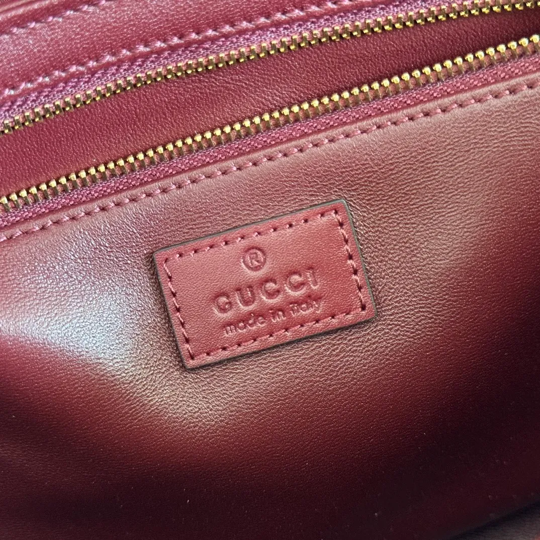 p1640. 💋💋💋【With full set of original counter packaging】2025 autumn and winter series, the Gucci Siena series small shoulder bag continues the evolution of the iconic element of Gucci's classic horsebit. Crafted from fine glossy leather, this shoulder bag has a structured shape and a half-horsebit buckle design from the 1970s. Finished with gold-tone hardware, the interior is lined with three levels of gusseting and a zipped pocket. Black fine glossy leather Gold-tone hardware Black leather lining Interior: 3-level fastening and 1 zipped pocket Shoulder straps: Height: 23cm – 25cm; Length: 127cm Half-horsebit snap fastener Ident: 846705. Dimensions: 22.5cm (width) x 14cm (height) x 8cm (depth) Weight: approx. 0.7kg Color: Encore full leather. Made in Italy