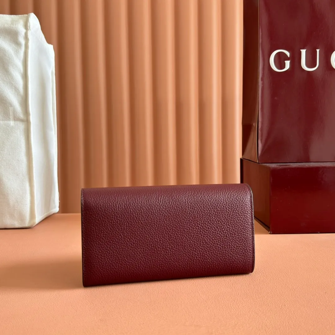 p540. 💋💋💋 Equipped with full counter packaging [New Product] This Gucci Softbit series shoulder bag is ingeniously integrated with the brand's classic equestrian style accessories in the shape of a large half-horse bit. Ankara red grained calfskin. Light gold-tone hardware. Dark brown microfiber lining. Half horsebit buckle. Ident.: 828147. Dimensions: 19x10x3.5cm. Color: Ancora/original leather. Made in Italy