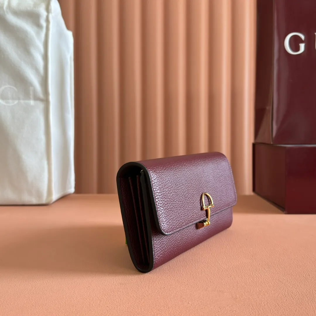 p540. 💋💋💋 Equipped with full counter packaging [New Product] This Gucci Softbit series shoulder bag is ingeniously integrated with the brand's classic equestrian style accessories in the shape of a large half-horse bit. Ankara red grained calfskin. Light gold-tone hardware. Dark brown microfiber lining. Half horsebit buckle. Ident.: 828147. Dimensions: 19x10x3.5cm. Color: Ancora/original leather. Made in Italy