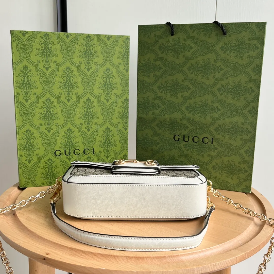 Actual shot #💰280 Style number: 735178 white Size: 24✖️13.5✖️7.5cm Gucci Horsebit 1955 baguette Xiaohongshu’s new backpack has 2 shoulder straps, can be carried in the hand, cross-body, or under the armpit. It is flatter and longer than the regular 1955 saddle bag. The chain is very textured. It is perfect for taking pictures when going out👍