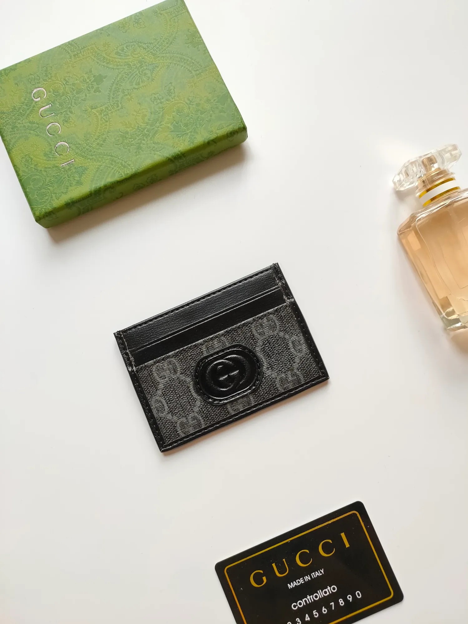 ￥90 [Rose] This Gucci card holder is ingeniously decorated with different styles of brand logos [Celebration] The black GG Supreme canvas material and the oval interlocking double G logo complement each other, highlighting the elegance and extraordinary charm. Two archival details blend together to give this accessory a vintage feel. Style number: 673002 Size: 10x 7cm