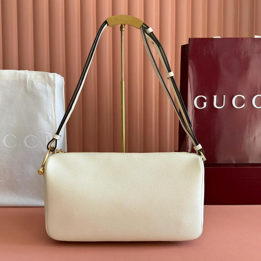 p1220💋💋💋【Original configuration counter full set packaging】Renewedly presents the Gucci Half Horsebit series, reinterpreting one of the brand's most iconic elements in a modern style. The collection cleverly combines relaxed silhouettes with the iconic half-horsebit hardware, which gives rise to its name. Ivory grained soft leather Gold-tone hardware White linen-cotton blend lining Half horsebit closure Interior: One open pocket Adjustable cowhide leather shoulder strap (height: 32cm - 34cm; length: 66cm - 73cm) Zip closure Ident: 860787. Dimensions: 31.5cm (width) x 17cm (height) x 12cm (depth) Weight: approx. 0.7kg