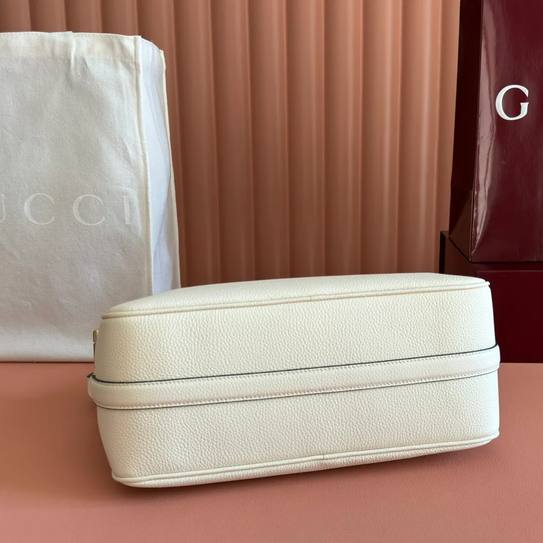 p1220💋💋💋【Original configuration counter full set packaging】Renewedly presents the Gucci Half Horsebit series, reinterpreting one of the brand's most iconic elements in a modern style. The collection cleverly combines relaxed silhouettes with the iconic half-horsebit hardware, which gives rise to its name. Ivory grained soft leather Gold-tone hardware White linen-cotton blend lining Half horsebit closure Interior: One open pocket Adjustable cowhide leather shoulder strap (height: 32cm - 34cm; length: 66cm - 73cm) Zip closure Ident: 860787. Dimensions: 31.5cm (width) x 17cm (height) x 12cm (depth) Weight: approx. 0.7kg