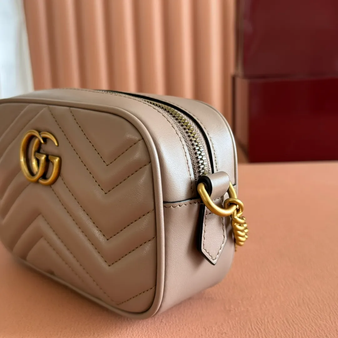 p960. 💋💋💋【Full set of packaging at the counter】🔥🔥"Marmont Italian original leather"‼ ‼ Have you picked up the addictive Gucci bags? The elegant and exquisite design of the GG Marmont series has captured the hearts of many girls! At the same time, it is also a must-have versatile item for global experts! Super awesome! Model: 448065. Size: 18*12*6.