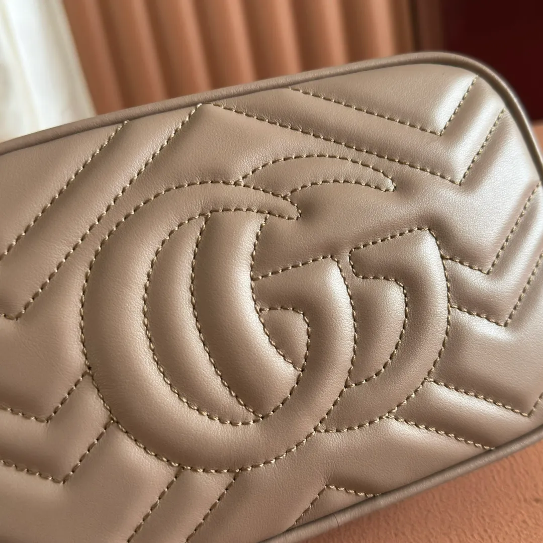 p960. 💋💋💋【Full set of packaging at the counter】🔥🔥"Marmont Italian original leather"‼ ‼ Have you picked up the addictive Gucci bags? The elegant and exquisite design of the GG Marmont series has captured the hearts of many girls! At the same time, it is also a must-have versatile item for global experts! Super awesome! Model: 448065. Size: 18*12*6.