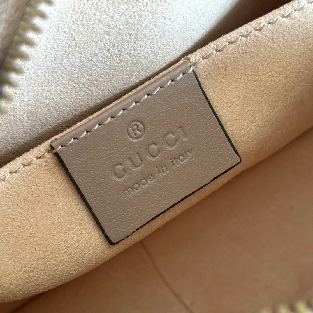 p960. 💋💋💋【Full set of packaging at the counter】🔥🔥"Marmont Italian original leather"‼ ‼ Have you picked up the addictive Gucci bags? The elegant and exquisite design of the GG Marmont series has captured the hearts of many girls! At the same time, it is also a must-have versatile item for global experts! Super awesome! Model: 448065. Size: 18*12*6.