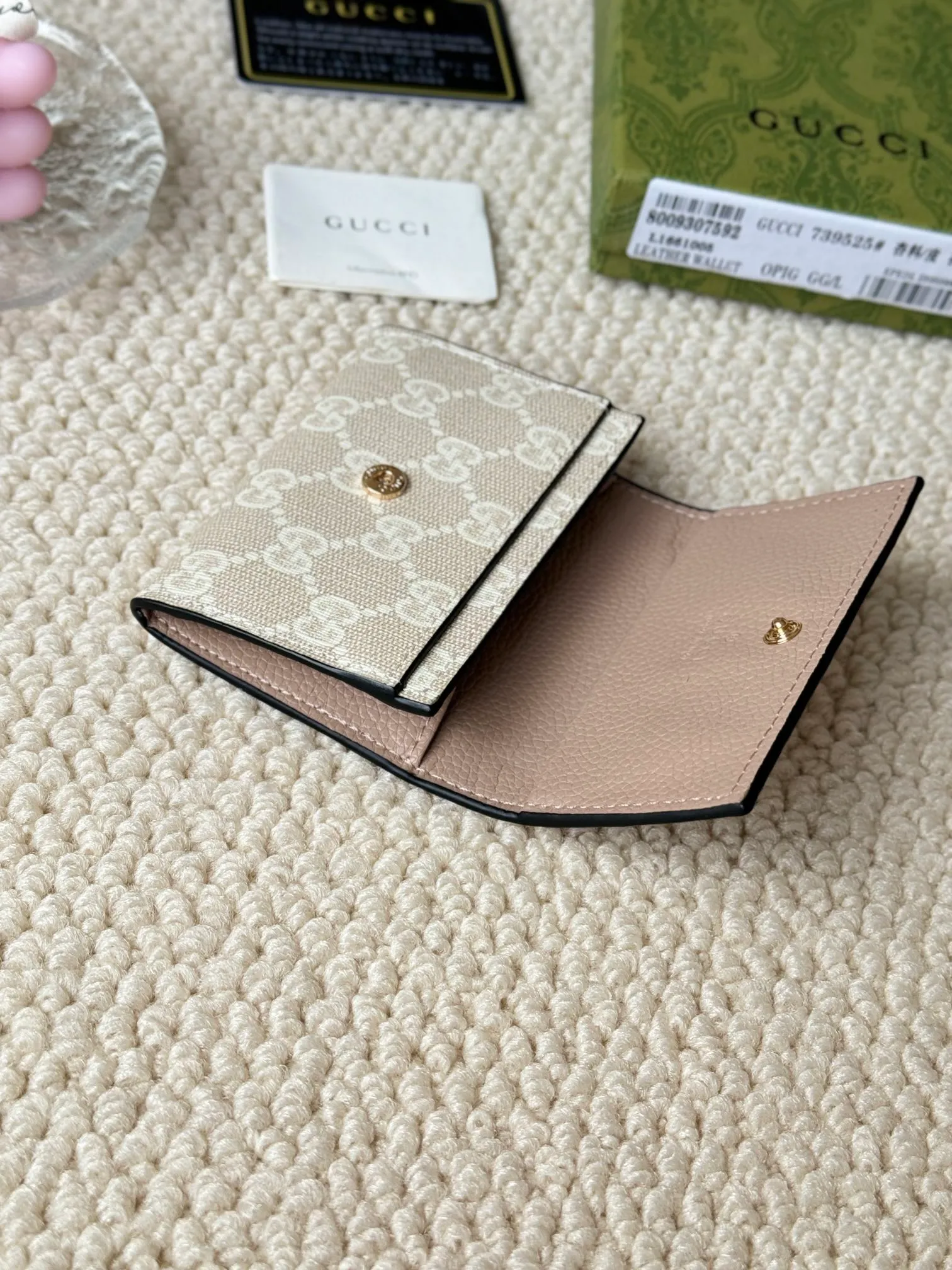 💰120 Gucci has launched a new model, the new mini folding coin purse, which can be held in hand and placed in the bag. Card bags are super cute. Number: 739525. Size: about 11cm.