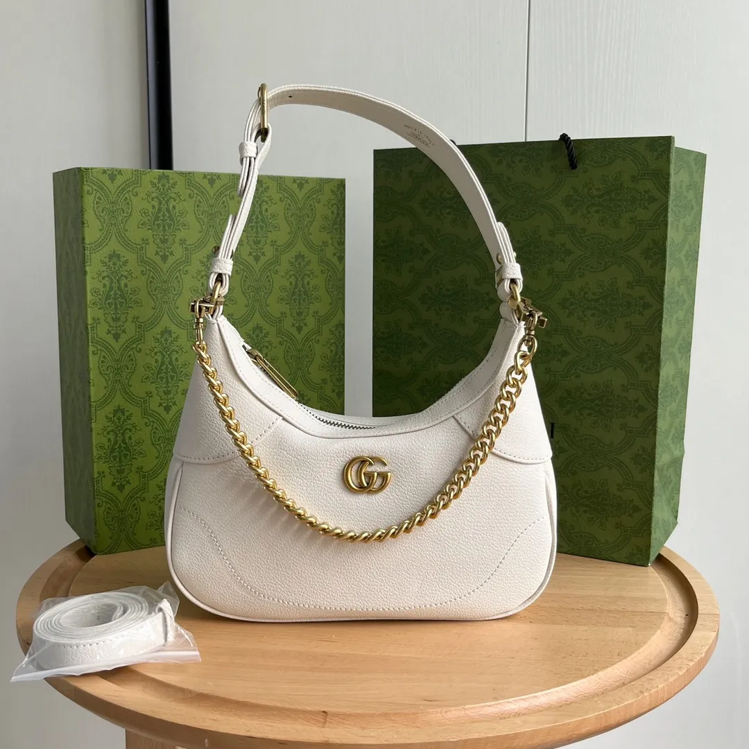 Actual shot #💰300 Style number: 731817 white Size: 25✖️19✖️7cm Gucci’s new hobo crescent bag is here. There are 3 shoulder straps in total. It can be carried on one shoulder, crossbody, or under the arm. The solid color is super easy to match. The whole atmosphere is full