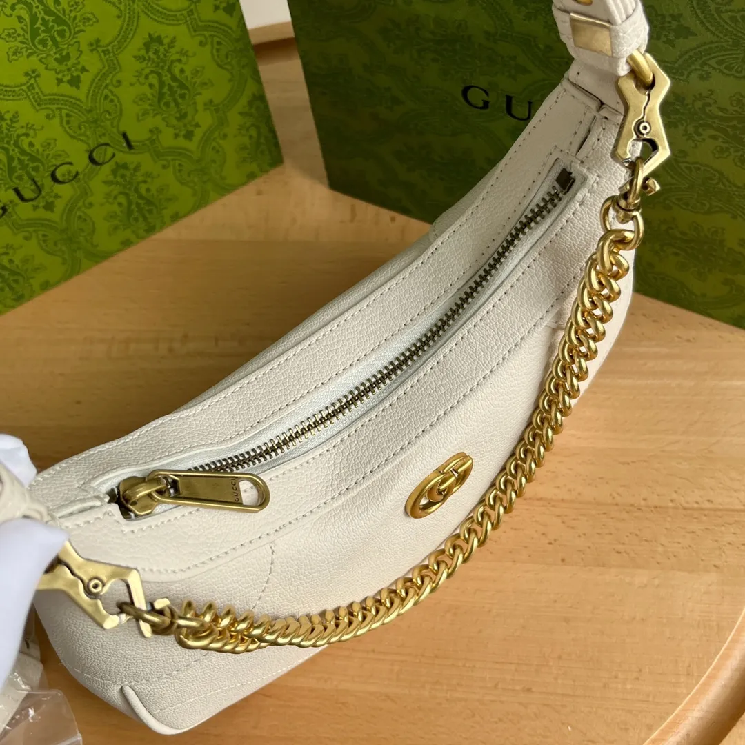 Actual shot #💰300 Style number: 731817 white Size: 25✖️19✖️7cm Gucci’s new hobo crescent bag is here. There are 3 shoulder straps in total. It can be carried on one shoulder, crossbody, or under the arm. The solid color is super easy to match. The whole atmosphere is full