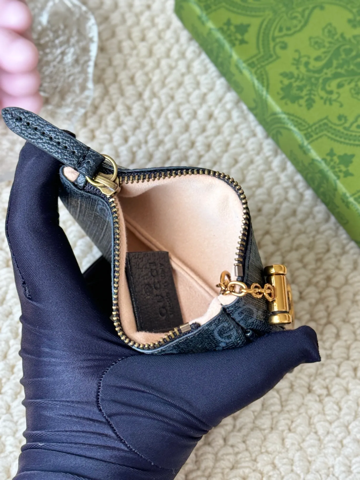 💰140 gucci new small coin purse ~ lipstick bag! Cowhide + PVC with exquisite original factory hardware! Flexible and unique hook buckle, small and exquisite, with great effect. Model: 671722, size: 12x7.5x1.5cm.